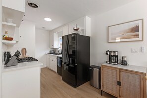 Refrigerador, microondas, horno, placa de cocina