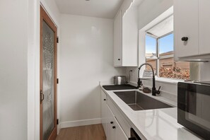 Kühlschrank, Mikrowelle, Ofen, Herdplatte