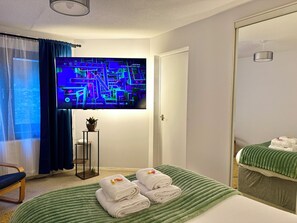 1 habitación, tabla de planchar con plancha, wifi gratis y ropa de cama