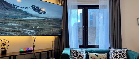 تلفزيون ذكي، ألعاب فيديو، كُتُب