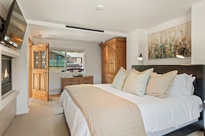 5 bedrooms, desk, iron/ironing board, travel crib