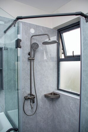 Shower, towels, toilet paper - Modern 2-bedroom apartment with WiFi, free Parking in vibrant Kilimani, Nairobi. (Nairobi)