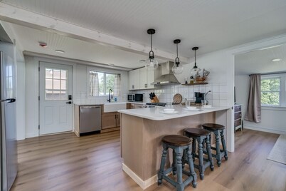 Lakeside Haven- Sackets Harbor, Firepit, Bikes, Updated cottage