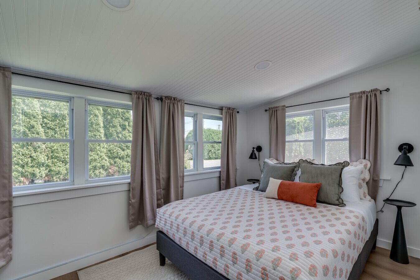 3 habitaciones, escritorio y tabla de planchar con plancha 