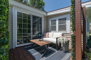 Terrace/patio - Lakeside Haven- Sackets Harbor, Firepit, Bikes, Updated cottage (Sackets Harbor)