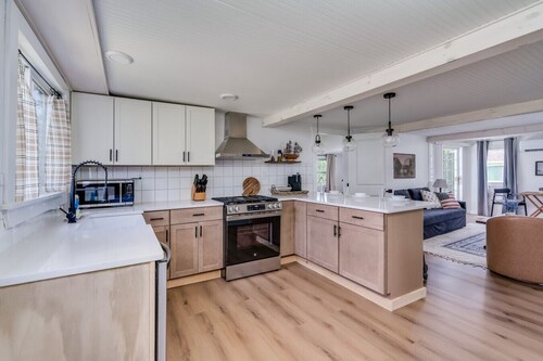 Lakeside Haven- Sackets Harbor, Firepit, Bikes, Updated cottage