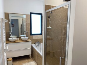 Shower, hair dryer, towels, soap - Modern single-storey house with garden 3 bedrooms sleeps 8 (La Rochelle)