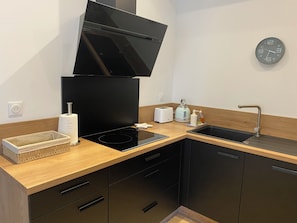 Réfrigérateur, micro-ondes, four, plaque de cuisson