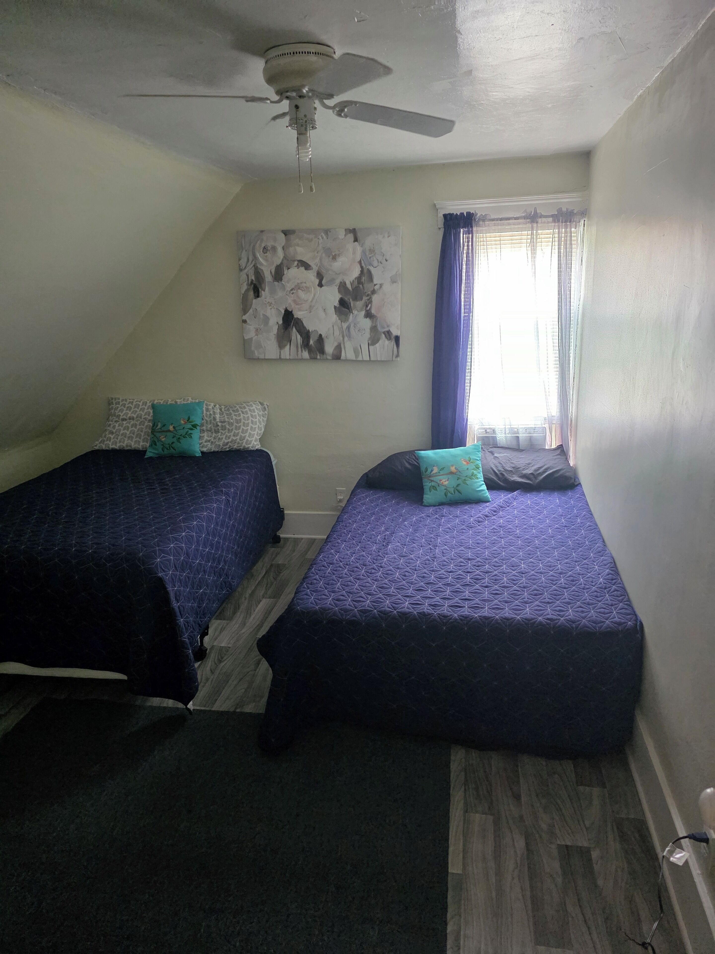 4 quartos, ferros/tábuas de passar roupa, roupa de cama