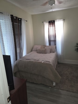 4 Schlafzimmer, Bügeleisen/Bügelbrett, Bettwäsche