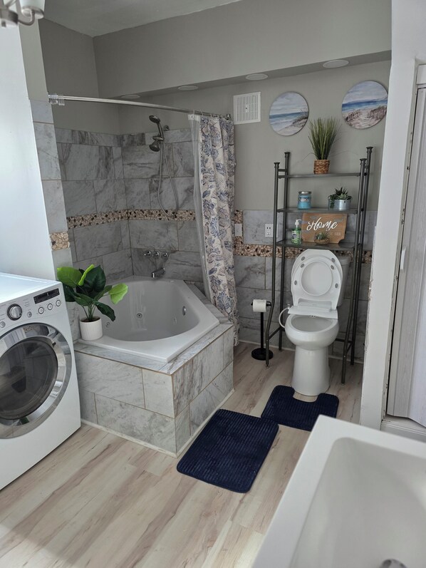 Doccia, vasca idromassaggio, asciugacapelli, bidet