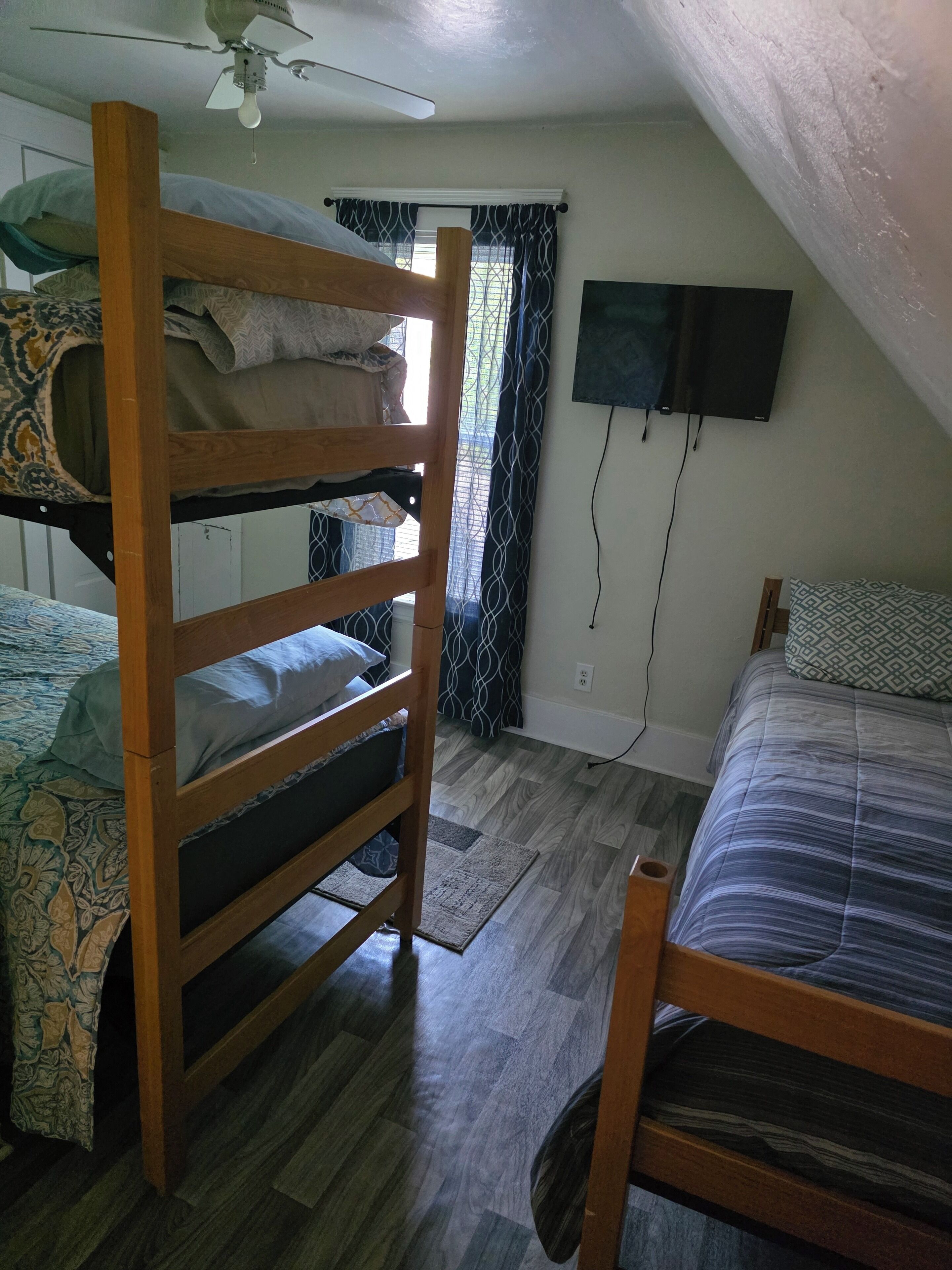 4 bedrooms, desk, iron/ironing board, free WiFi