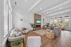 Smart TV, fireplace, table football - Shiloh Reef/Pool/Golf Cart/Arcade/Mini Golf/Photo Op/5Min Walk to The Beach! (Panama City Beach)