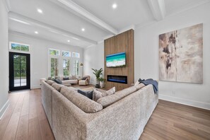 Smart TV, fireplace, table football - Shiloh Reef/Pool/Golf Cart/Arcade/Mini Golf/Photo Op/5Min Walk to The Beach! (Panama City Beach)