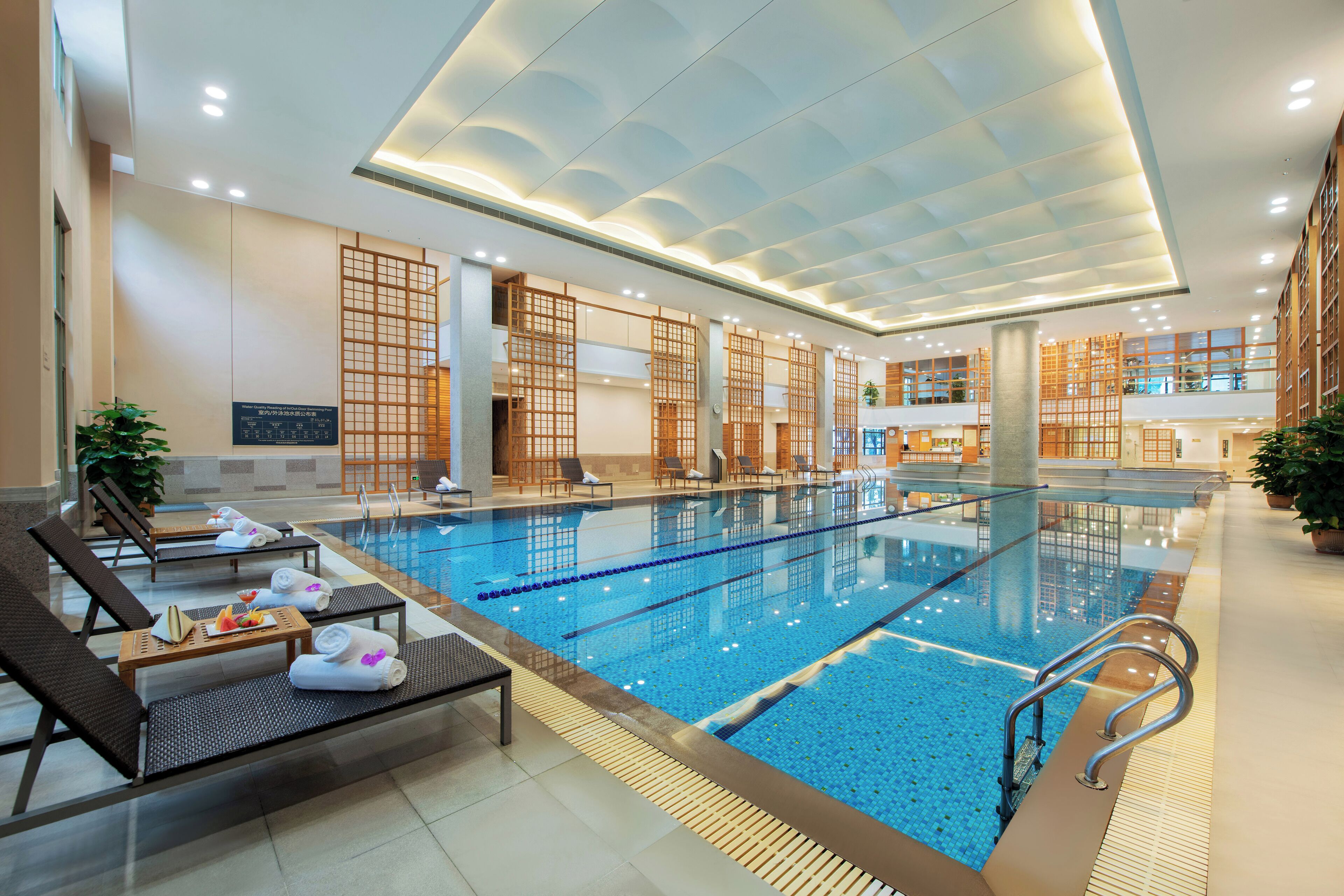 Piscina interna, piscina externa, espreguiçadeiras