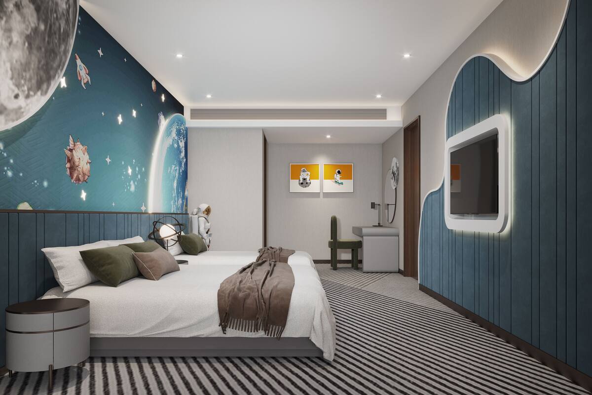 Ein modernes Schlafzimmer mit Bett, Wandbildern und einem einzigartigen, geschwungenen Wanddesign.