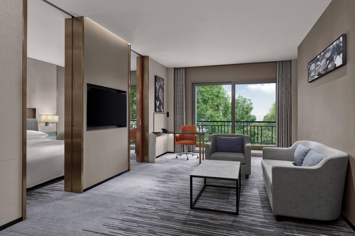 Deluxe Suite, M Club | Down comforters, minibar, in-room safe, blackout drapes