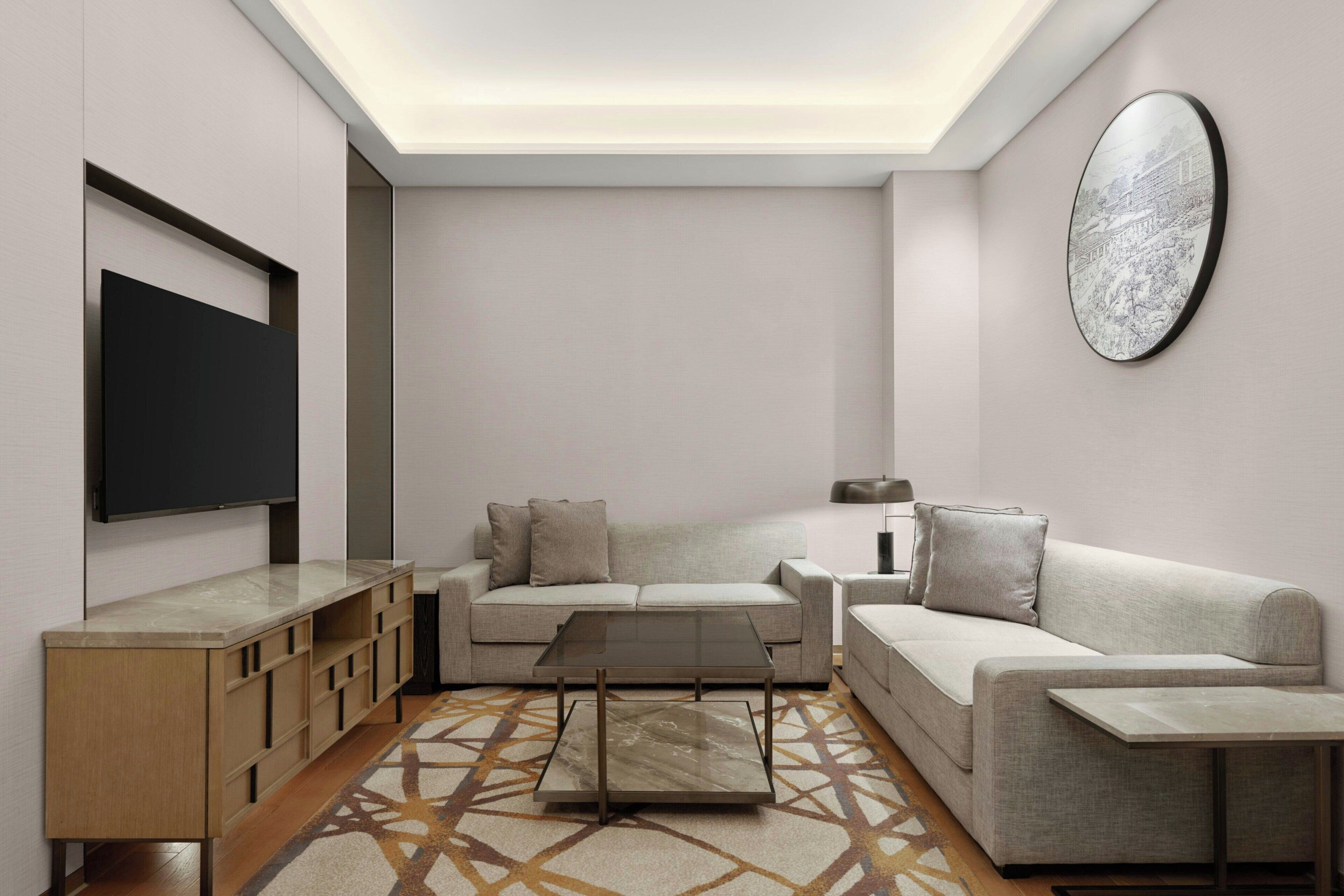 Club kamer, 2 slaapkamers, uitzicht op stad (2 Bedroom Living Apartment, M Club) | Woonkamer | Een 43-cm lcd-televisie met kabelzenders