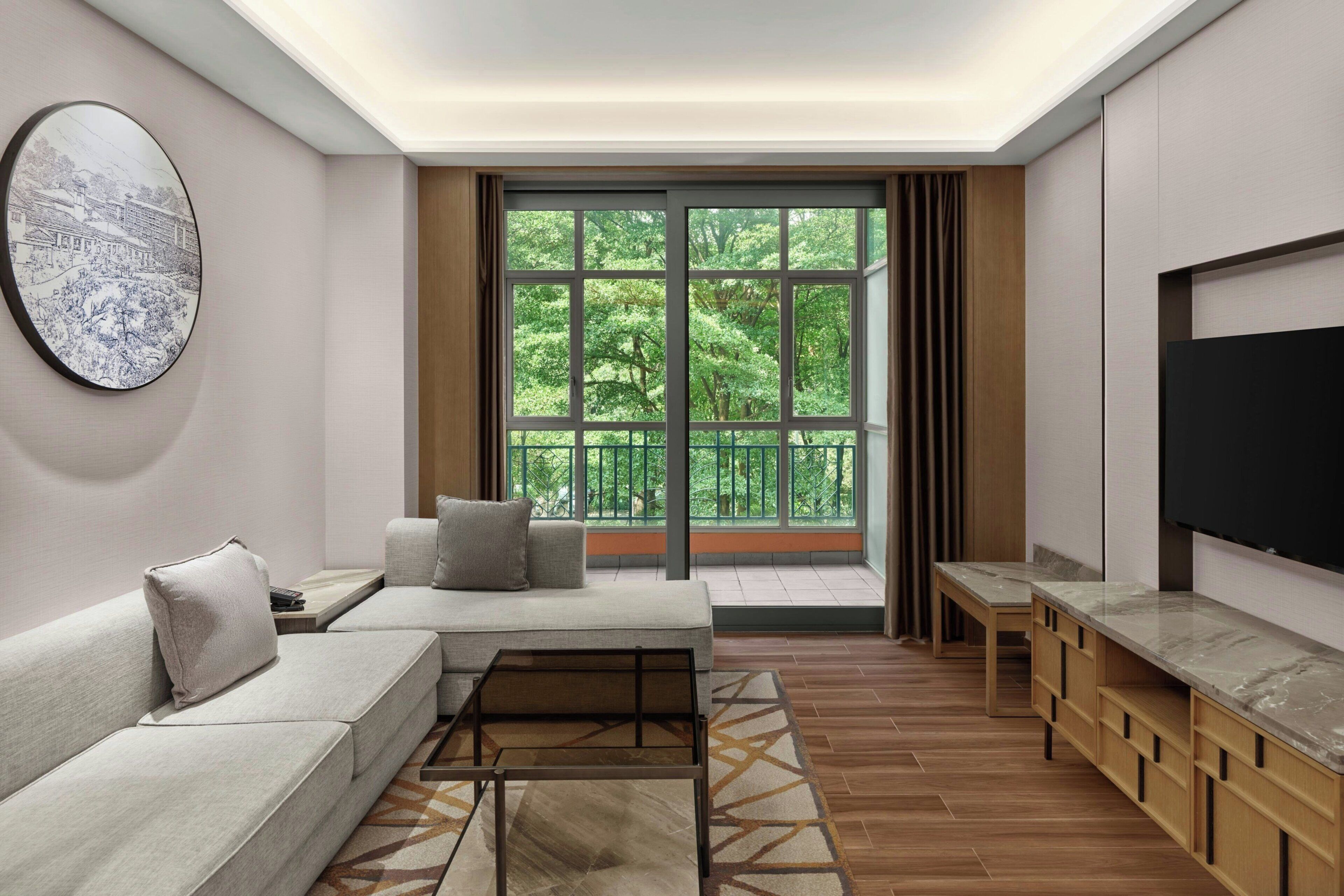 Club kamer, 1 slaapkamer, niet-roken (1 Bedroom Living Apartment, M Club) | Woonkamer | Een 43-cm lcd-televisie met kabelzenders