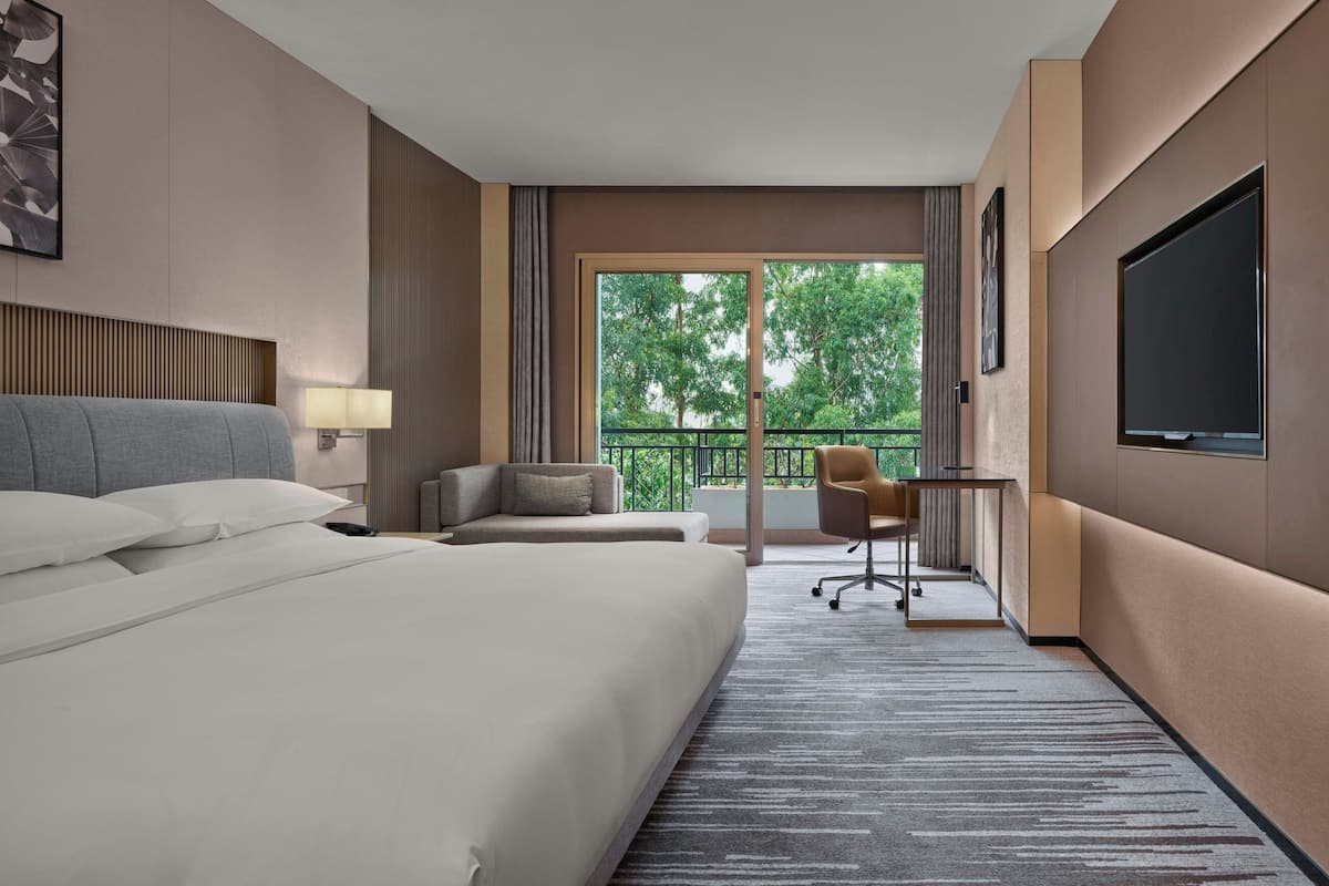 Phòng Deluxe, 1 giường đôi, quang cảnh thành phố (Deluxe King Room) | Két bảo mật tại phòng, màn/rèm cản sáng, bàn ủi/dụng cụ ủi quần áo