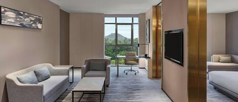 Cubrecamas, minibar y caja de seguridad en la habitación