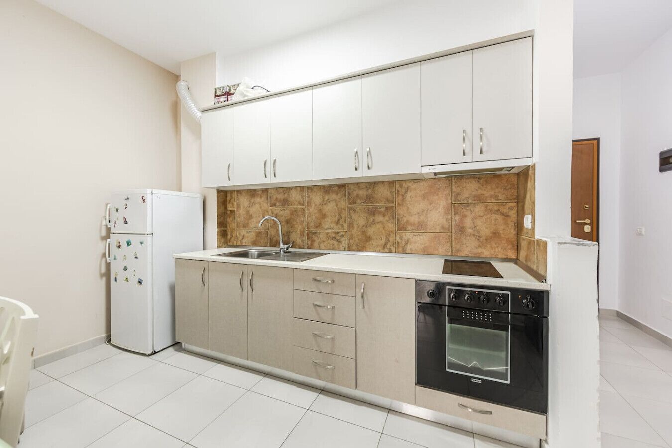 Kjøleskap, ovn, kokeplater og kjøkkenutstyr