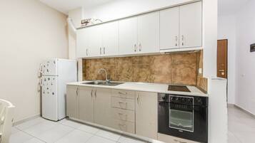 Jääkaappi, uuni, liesi, keittoastiat/astiat/ruokailuvälineet