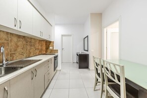 Réfrigérateur, four, plaque de cuisson