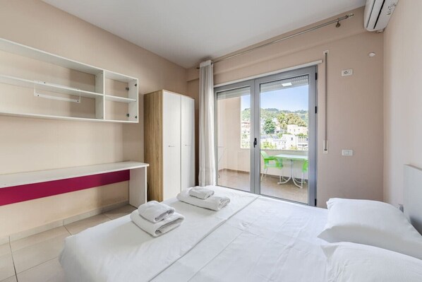 1 habitación, tabla de planchar con plancha, wifi gratis y ropa de cama 