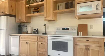 Serene Amathyst Cabin Near Ft. Gibson Lake – Hot Tub, Firepit & Modern Amenities