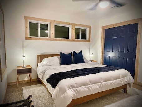 1 bedroom, WiFi, bed sheets. Quiet cabin, hot tub, firepit, no pet fee, MAX 4 person occ