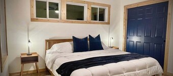 Quiet cabin, firepit, fenced, no pet fee, NEW, 4 person occ