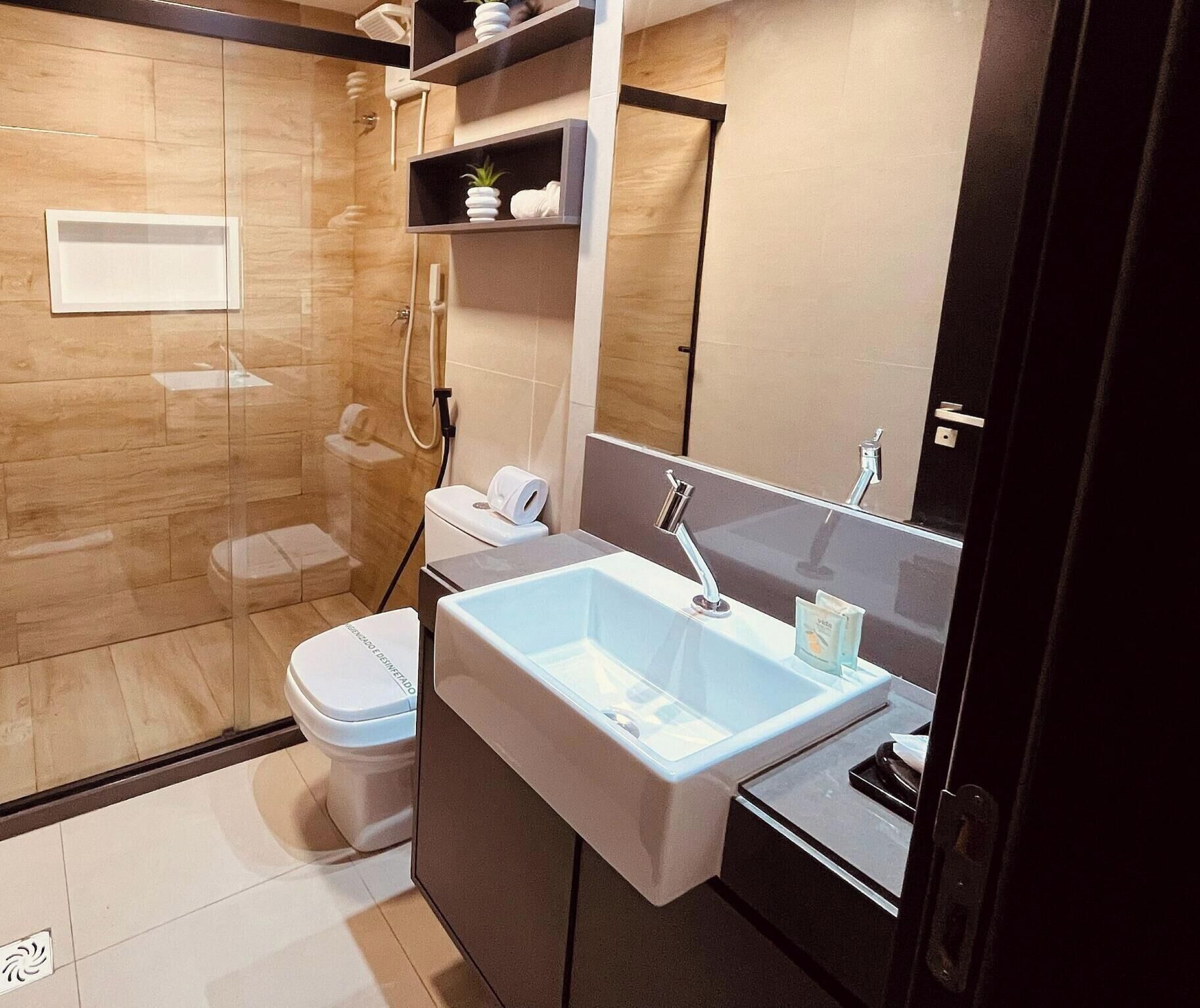 Deluxe Apartment | Bathroom