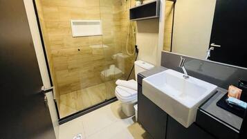 Deluxe Apartment | Bathroom