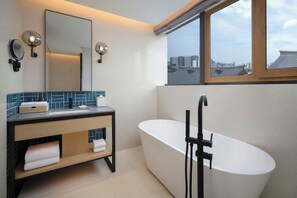 Executive Suite, 1 King Bed, City View | Bathroom