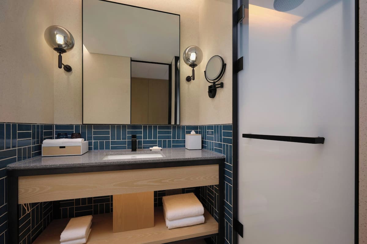 Superior Room, 1 King Bed, City View | Bathroom