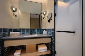 Superior Room, 1 King Bed, City View | Bathroom