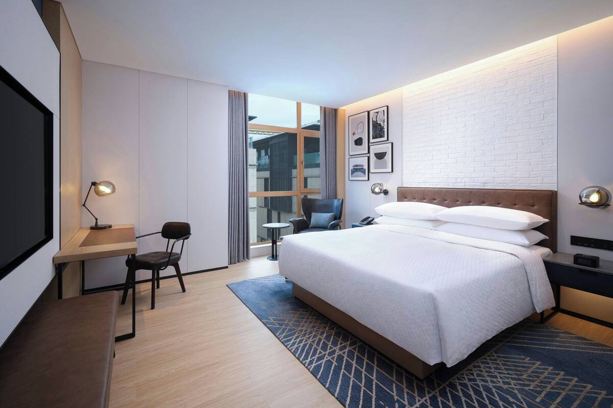 Superior Room, 1 King Bed, City View | Free WiFi