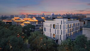 Un hotel moderno con un letrero que dice "FOUR POINTS BY SHERIMEN".