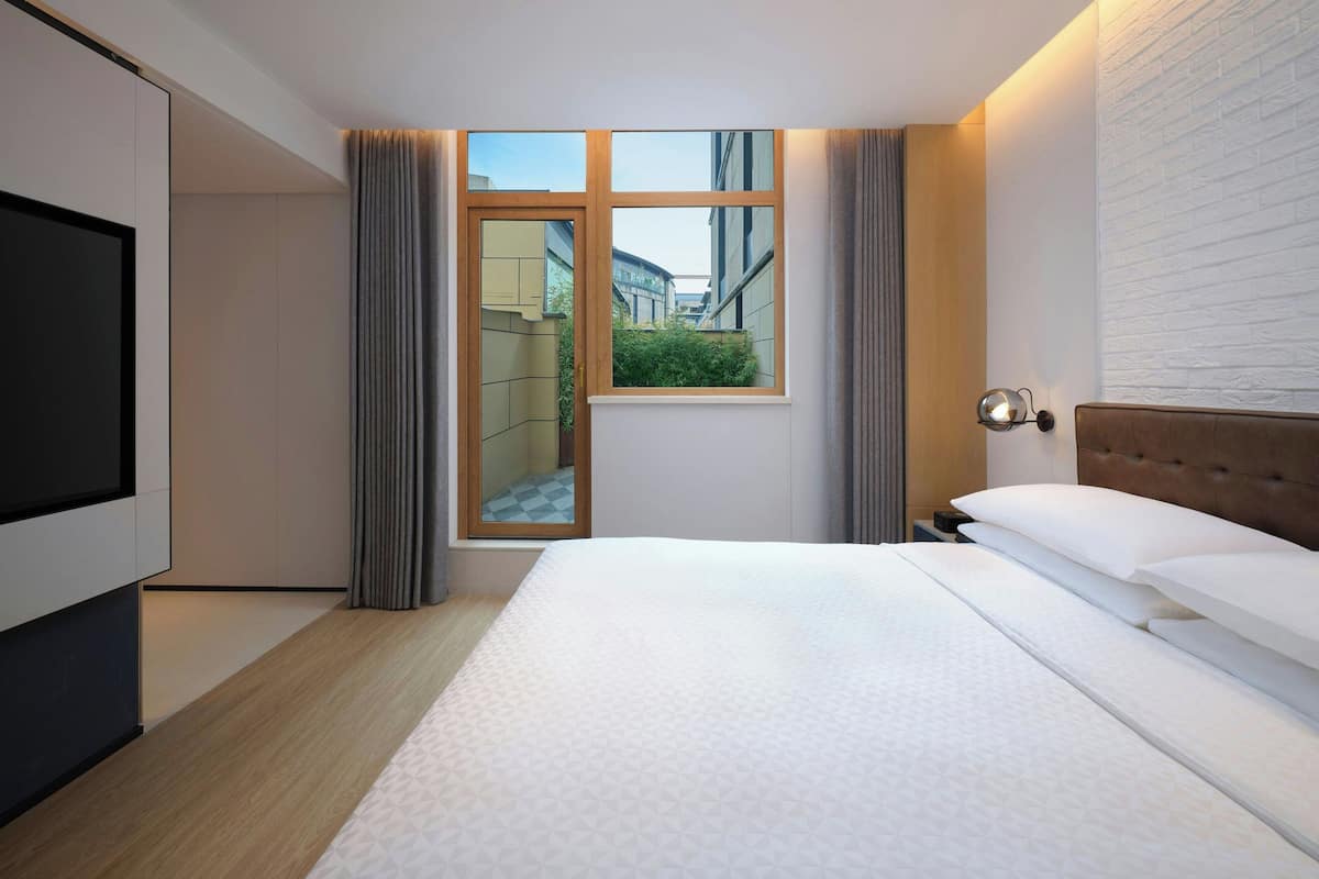 Room, 1 King Bed, Garden View | Free WiFi