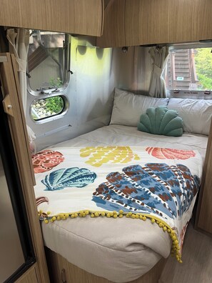 1 bedroom, bed sheets