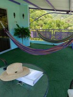 Suite Deluxe, vistas al mar | Caja fuerte, tabla de planchar con plancha, wifi gratis