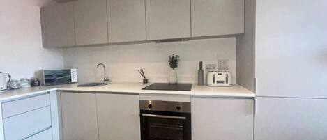 Een magnetron, een oven, een vaatwasser