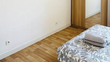 1 soverom, skrivebord, strykejern/-brett og reiseseng for barn