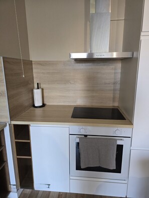 Micro-ondes, four, plaque de cuisson