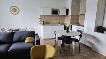 Smart-tv en een computerscherm