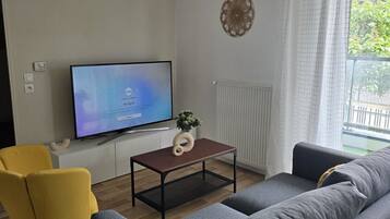 Een smart-tv en een computerscherm