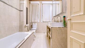 Een douche, een haardroger, handdoeken, zeep