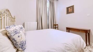 3 slaapkamers, een strijkplank/strijkijzer, wifi, beddengoed