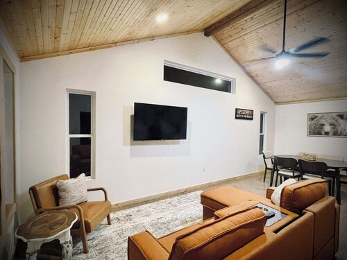 Quiet cabin, hot tub, firepit, no pet fee, NEW, 4 person occ